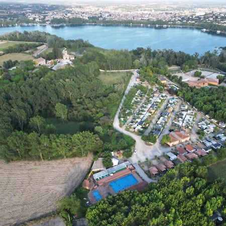 Camping Bungalow El Llac De Banyoles Hotel Porqueres Exterior photo