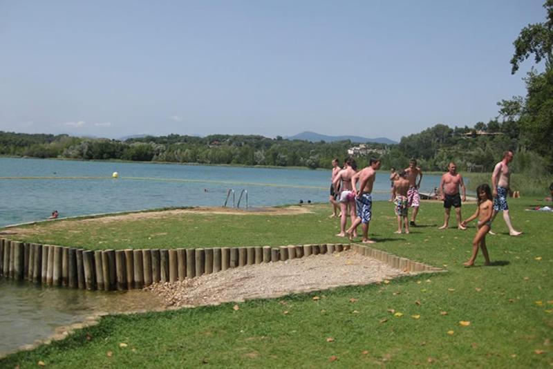 Camping Bungalow El Llac De Banyoles Porqueres Exterior photo