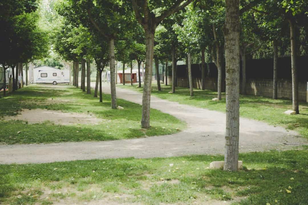 Camping Bungalow El Llac De Banyoles Porqueres Exterior photo