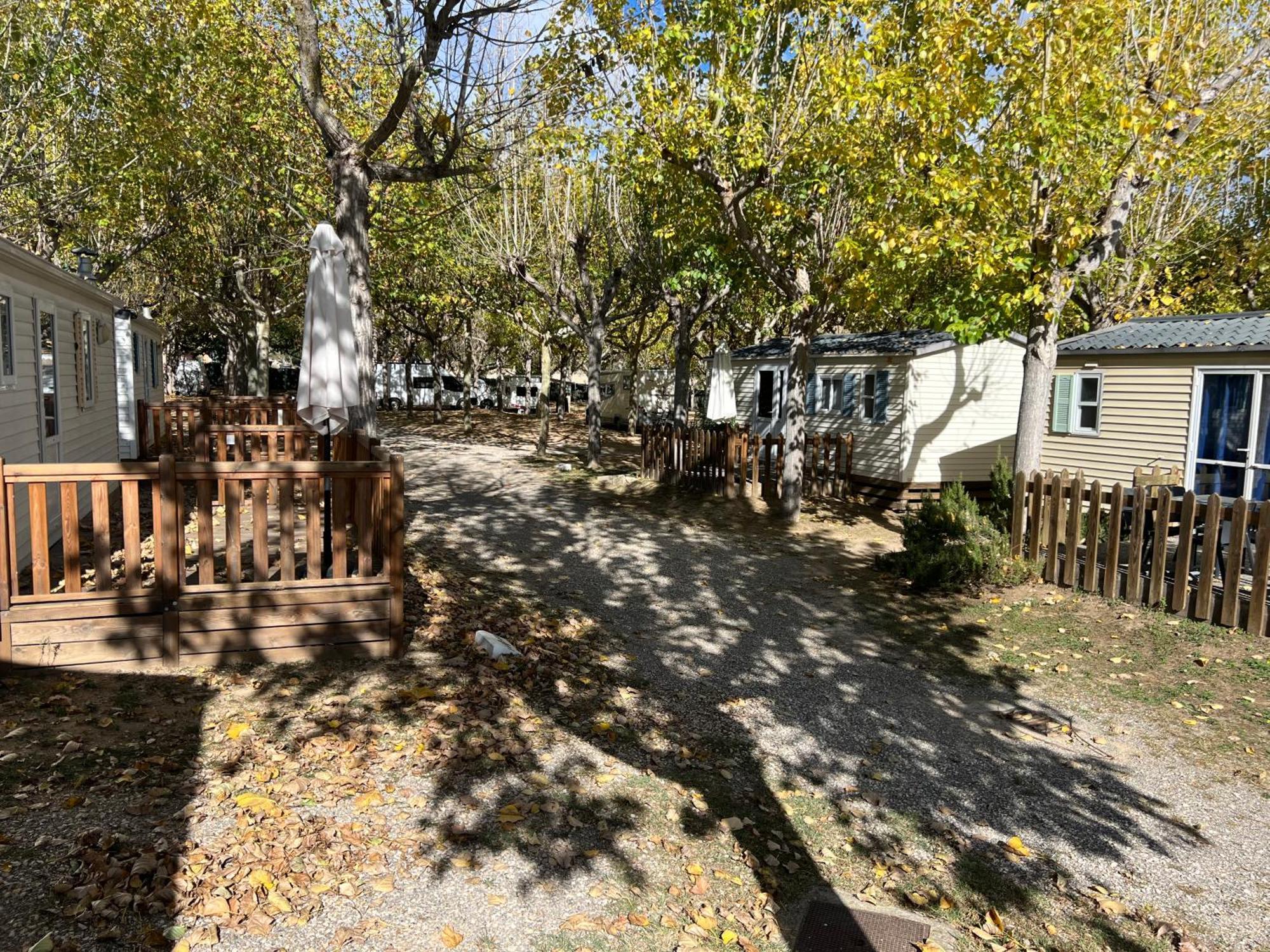 Camping Bungalow El Llac De Banyoles Porqueres Exterior photo