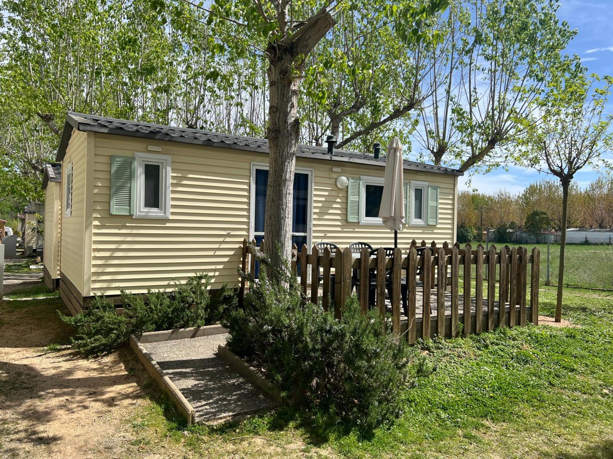 Camping Bungalow El Llac De Banyoles Porqueres Exterior photo