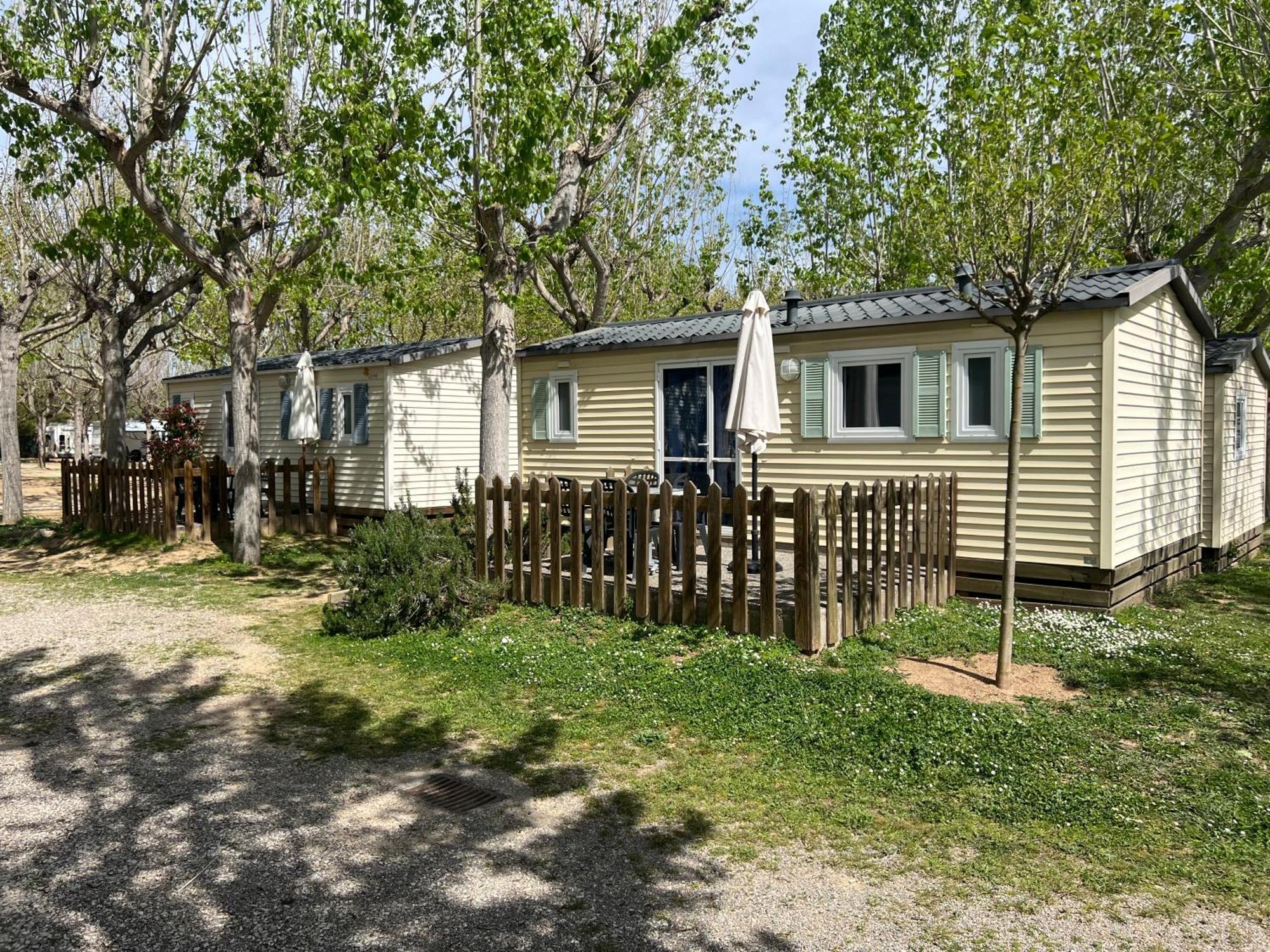Camping Bungalow El Llac De Banyoles Porqueres Exterior photo