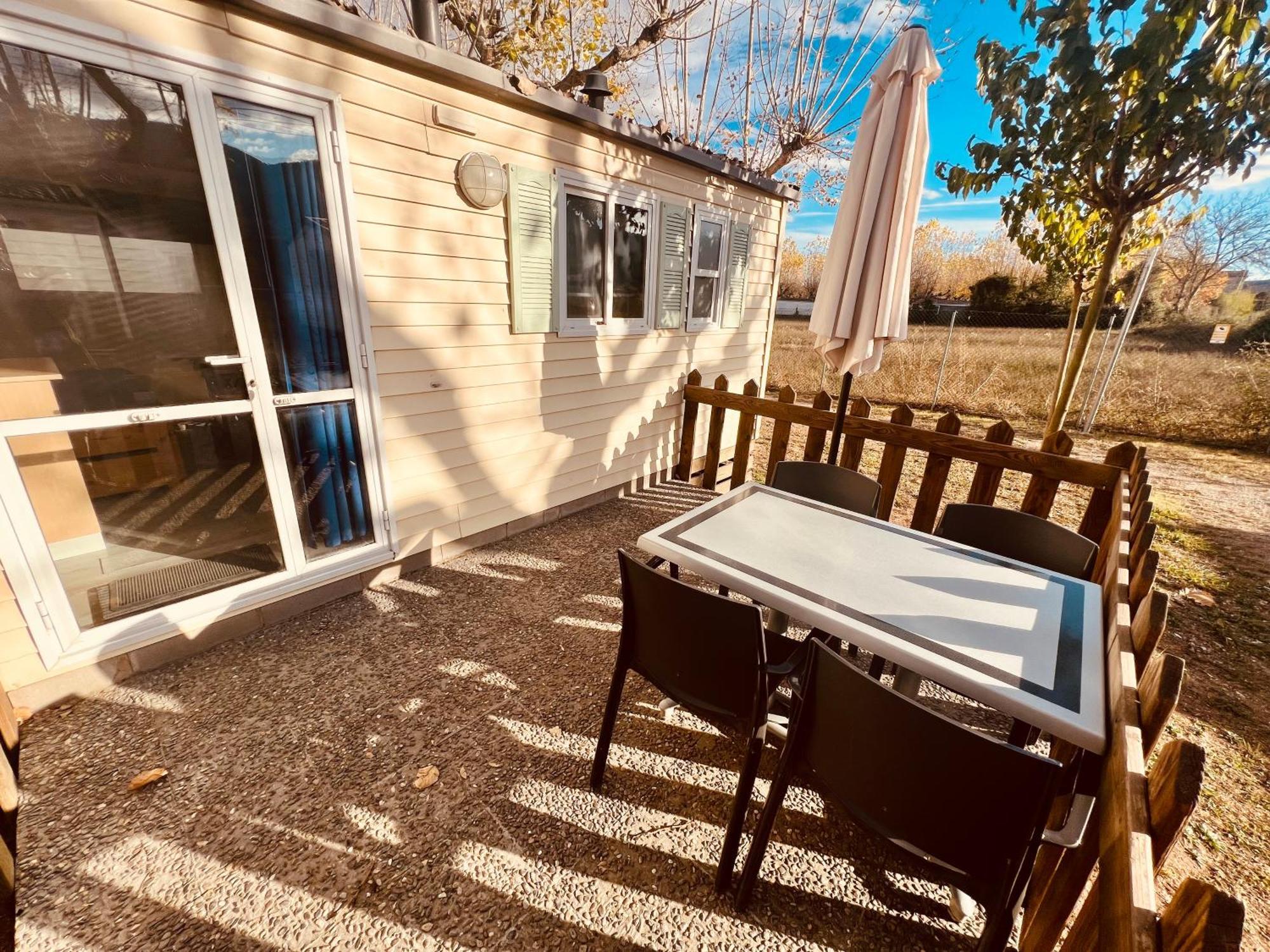 Camping Bungalow El Llac De Banyoles Porqueres Room photo
